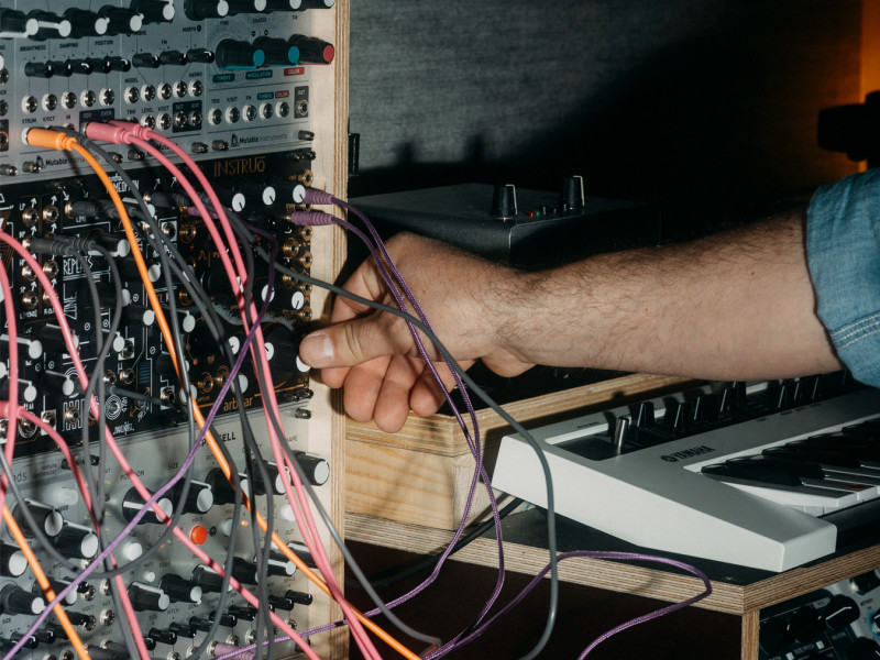 Eine Hand am Modular-Synthesizer.